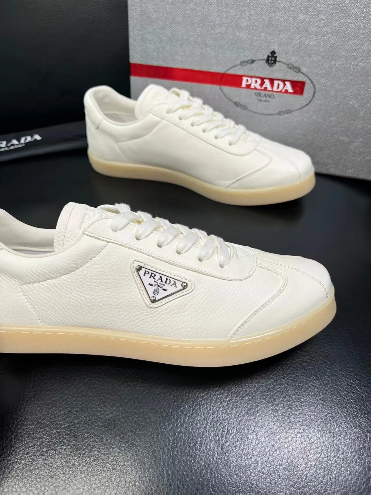 P380 38-45 Prada Prada’s new men’s leather sneakers, the highest version on the market, any comparison is welcome🆚! The original leather has excellent texture and is super high-end! Fetal sheep net lining imported from Italy, removable pad! Luxurious materials and fine workmanship, highly recommended! No. 058